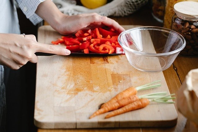 The Best Knife Friendly Cutting Board for Keeping Your Knives Sharp - EverTi